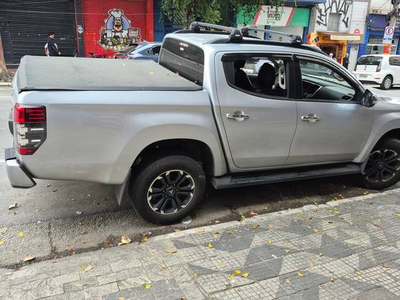 MITSUBISHI L200 TRITON 2.4 16V TURBO DIESEL SPORT HPE CD 4P 4X4 AUTOMÁTICO MITSUBISHI L200 TRITON 2.4 16V TURBO DIESEL SPORT HPE CD 4P 4X4 AUTOMÁTICO